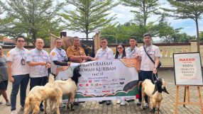 Berbagi Kebahagiaan di Hari Raya Idul Adha, Maxxis International Indonesia Salurkan Hewan Qurban